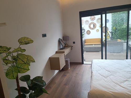 Sunny Studio Apartment with Courtyard, Casablanca (photo 11)