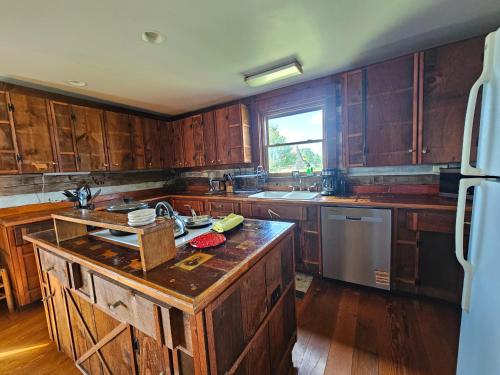 King Bed Farmhouse Valley Views – Winchester, VA