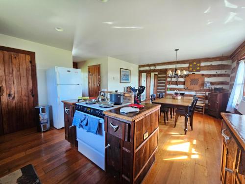 King Bed Farmhouse Valley Views – Winchester, VA