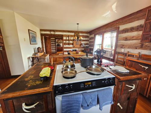 King Bed Farmhouse Valley Views – Winchester, VA
