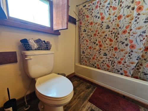 King Bed Farmhouse Valley Views – Winchester, VA