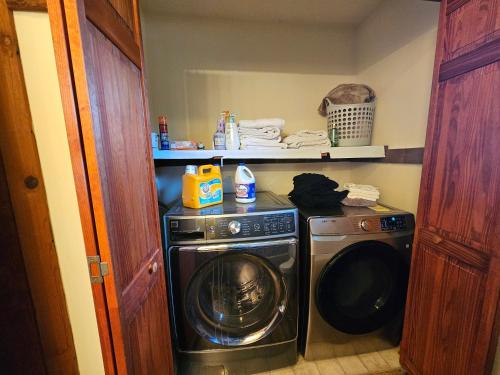 King Bed Farmhouse Valley Views – Winchester, VA