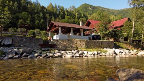 Apkārtne, Cabana Minand in Riu De Mori