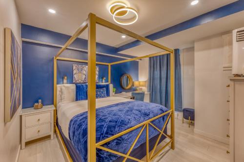 Art Deco Broadway Queen Room in Vancouver, Canada