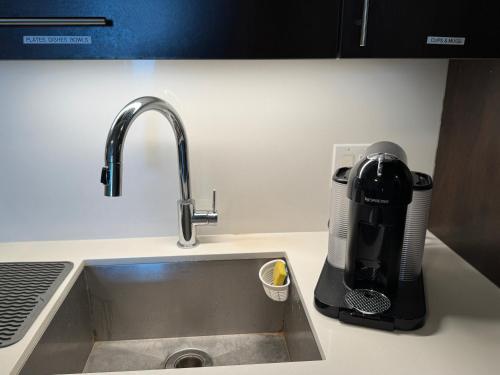 Condo at Yonge-Sheppard Station, North York, Торонто (фото 3)