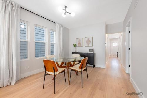 Oprema, Modern 2BR Apartment with Free Parking in Avondale in Logan Square