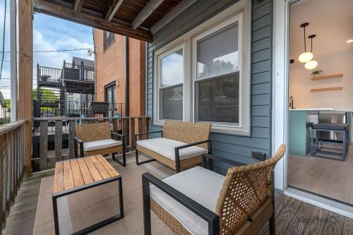 Oprema, Modern 2BR Apartment with Free Parking in Avondale in Logan Square