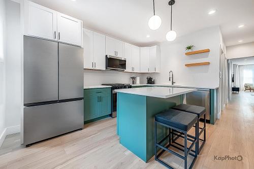 kuhinja, Modern 2BR Apartment with Free Parking in Avondale in Logan Square