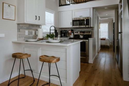 Farmhouse Tiny home with fishing Pond - Oak Cabin - image 3