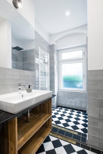 The Rother - Group Flat in Central Berlin Family-Friendly 2BR 2- 4 Guests - image 7