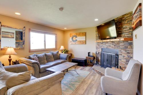 Silverthorne Townhome with Deck 4 Mi to Marina in Silverthorne, USA