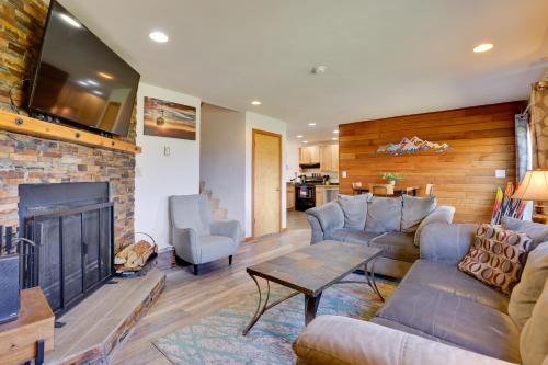 Silverthorne Townhome with Deck 4 Mi to Marina in Silverthorne, USA