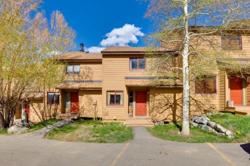 Silverthorne Townhome with Deck 4 Mi to Marina in Silverthorne, USA