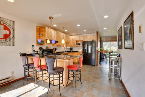 Silverthorne Townhome with Deck 4 Mi to Marina in Silverthorne, USA