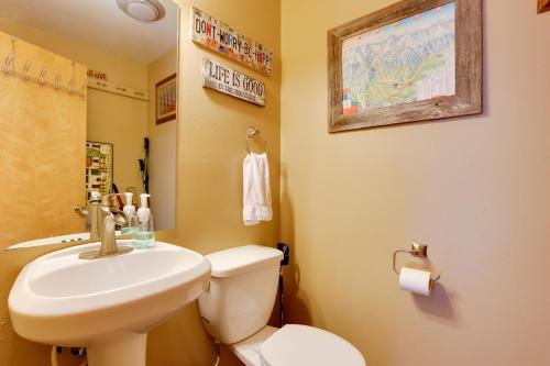 Silverthorne Townhome with Deck 4 Mi to Marina in Silverthorne, USA