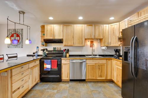 Silverthorne Townhome with Deck 4 Mi to Marina in Silverthorne, USA