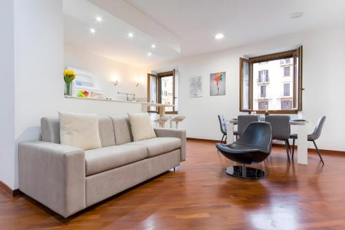 Elegantis San Giovanni Suite - Chic Apartment with Bathtub Near Historic Center, Metro & Tram Nearby, Rome (photo 6)