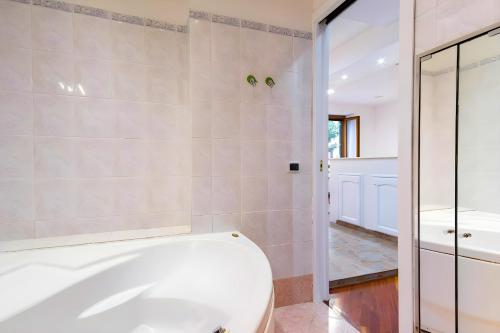 Elegantis San Giovanni Suite - Chic Apartment with Bathtub Near Historic Center, Metro & Tram Nearby, Rome (photo 9)