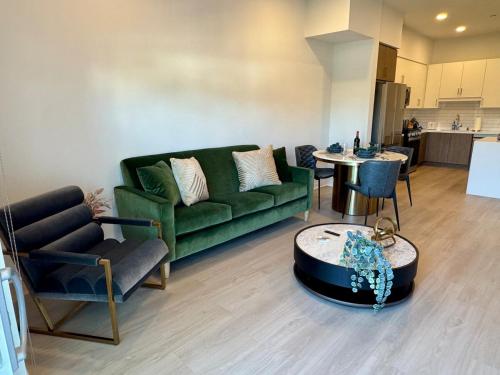 Silver Lake 1 Bedroom Condo Suite with Balcony and Parking, Los Angeles (photo 3)