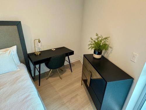 Silver Lake 1 Bedroom Condo Suite with Balcony and Parking, Los Angeles (photo 10)