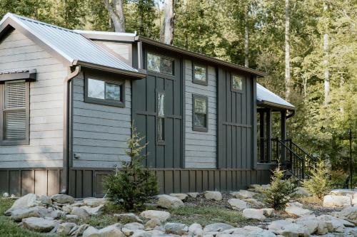 Tiny Home Firepit BBQ Fishing Willow Cabin - image 7