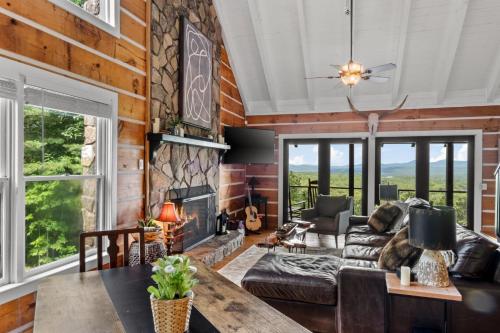 Top of the Mountain Breathtaking Views Hot Tub in Blue Ridge, USA