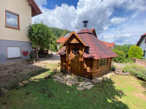 Ferienhaus am Waldrand Village Holiday home in 山區博本海姆