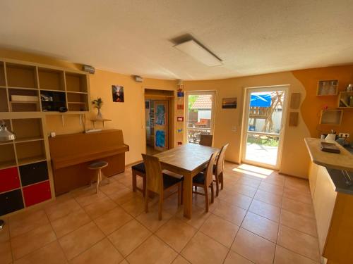 Ferienhaus am Waldrand Village Holiday home in 山區博本海姆
