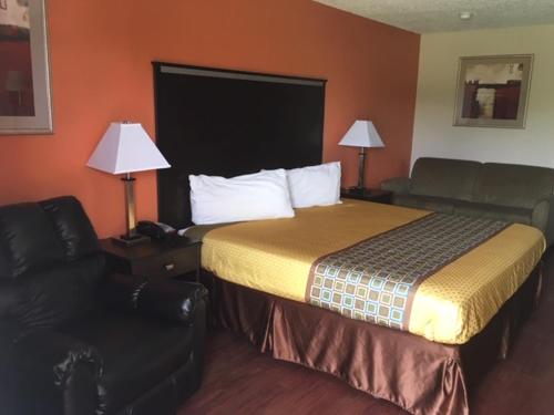 Regency Inn and Suites Bay City Texas - image 2