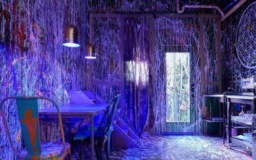 Electric Bohemian Escape - Artistic One-Bedroom Hideaway with Bathtub & Bold Vibes