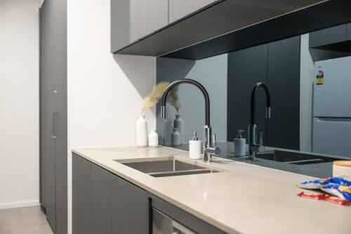 Konyha, Sunny Lyneham Stay, Courtyard, Gym n Parking in Lyneham