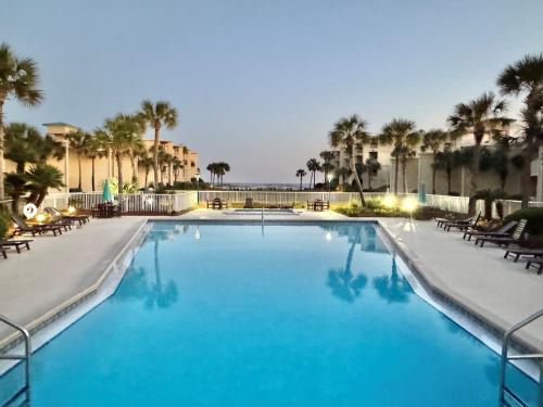 2 Bed Destin Condo Private Beach Access Laundry Fitness Game Room – khách sạn tại Destin Beachfront