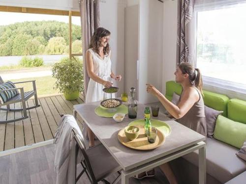 Mobil-home avec terrasse pour 5 personnes, 2 chambres - API-1-52-791, Seillac (photo 8)