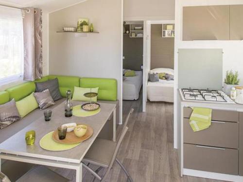 Mobil-home avec terrasse pour 5 personnes, 2 chambres - API-1-52-791, Seillac (photo 9)