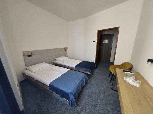 2 twin beds