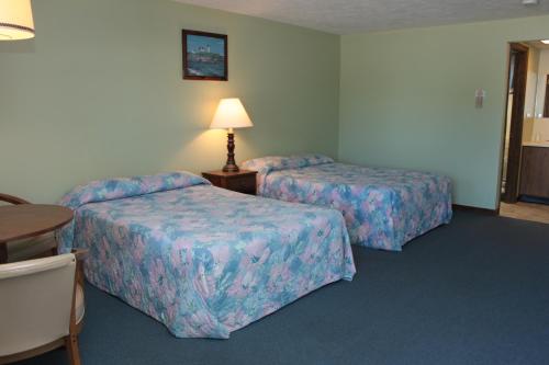 Value Motel Room Two Double Beds - Air Conditioning (no pets +no smoking) 