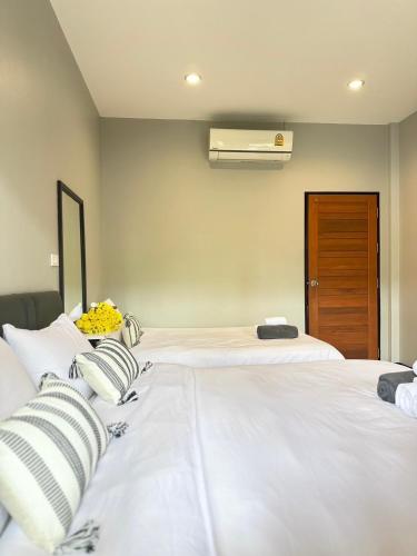 Saiinam Laguna Inn