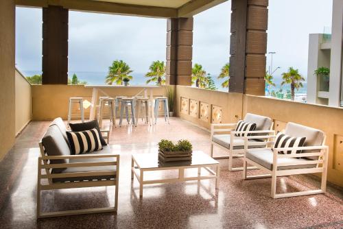 Shared lounge/TV area, Hotel Bondi in Bondi