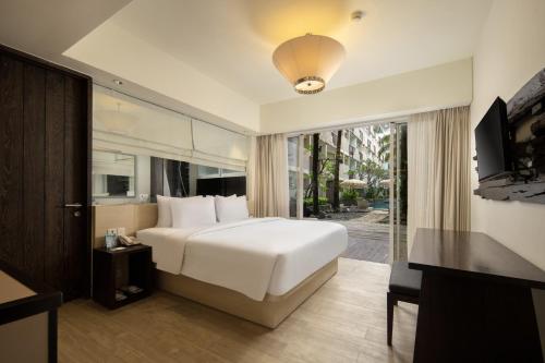 The Akmani Legian Room Type - Poolside Grand Deluxe Double Room with Bathtub and Pool View