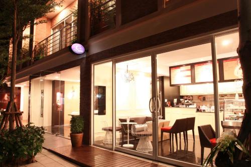 Mirth Sathorn Hotel, Бангкок