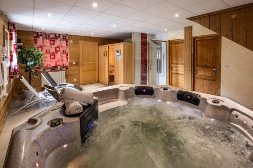Hot tub, Chalet Snow Pearl in Le Bettaix