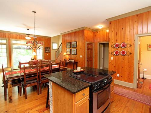 Tippy Canoe Lodge - Relax by the fireplace or play ping pong and foosball in Marblehill, USA