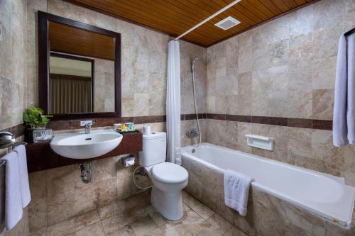 Bathroom, The Jayakarta Bali Beach Resort & Spa in Bali