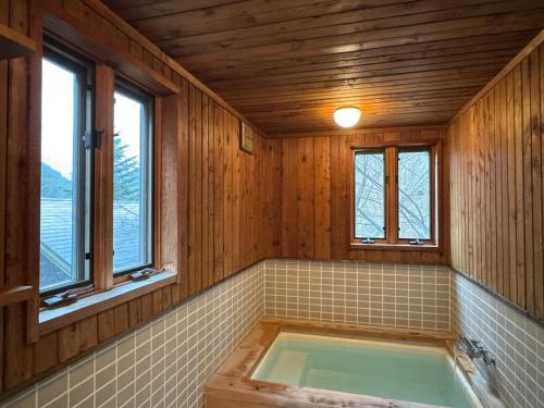 Cabin A MtFuji view, BBQ, lake Saiko 3mins, hammock, wood deck in Saiko Lake