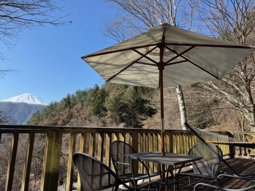 Cabin A MtFuji view, BBQ, lake Saiko 3mins, hammock, wood deck in Saiko Lake