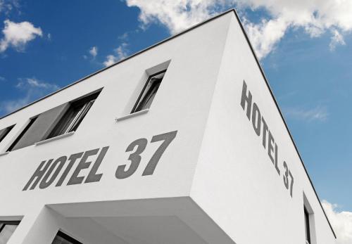 Hotel 37