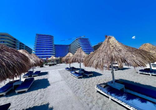 White Titanic Studio Premium Mamaia Nord