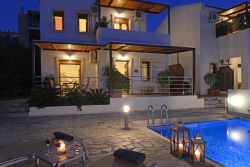 Family-Friendly Villa Bluefairy Dafni with Pool, walk to Restaurants!, Pension in Dhimitroulianá