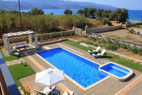 Stone Built Private villa Emerald with pool, 30m to Beach & BBQ!