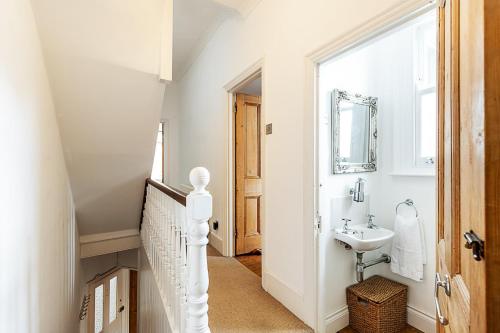 Stylish Family Home with Garden in Peckham Rye - image 13